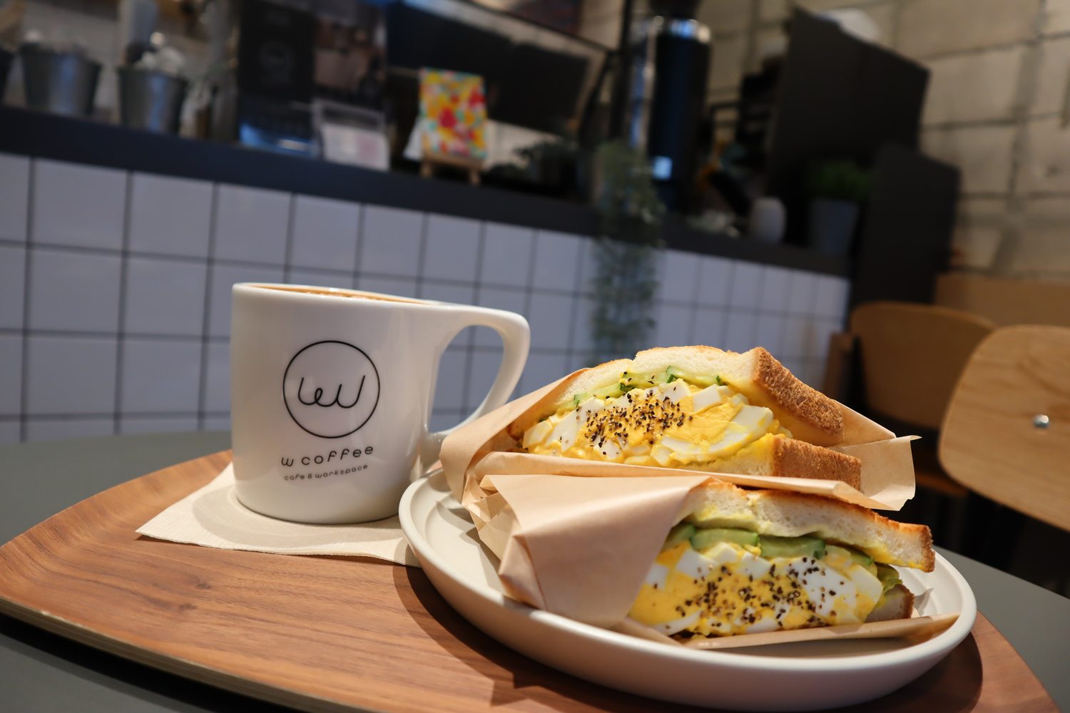 エッグサンドウィッチとカフェラテ