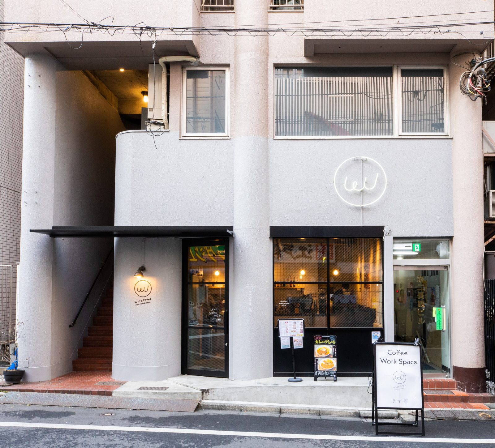 W COFFEE 北大塚店 昼の外観